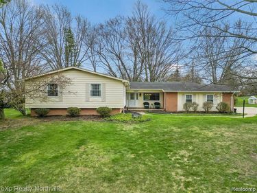 38205 Connaught Drive, Farmington Hills, MI 48167