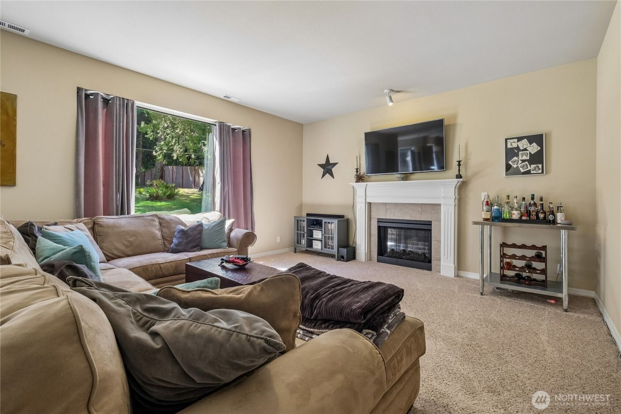 27661 Mcintosh Loop Ne, Kingston, WA 98346