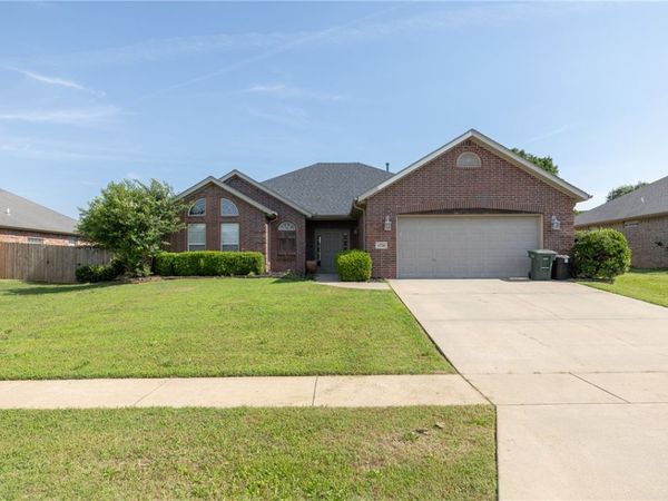 4750 W Homespun Drive , Fayetteville, AR 72704