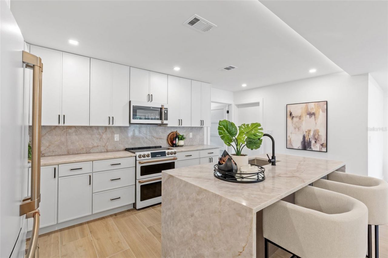 1563 Eden Isle Boulevard Ne, Saint Petersburg, FL 33704 Photo