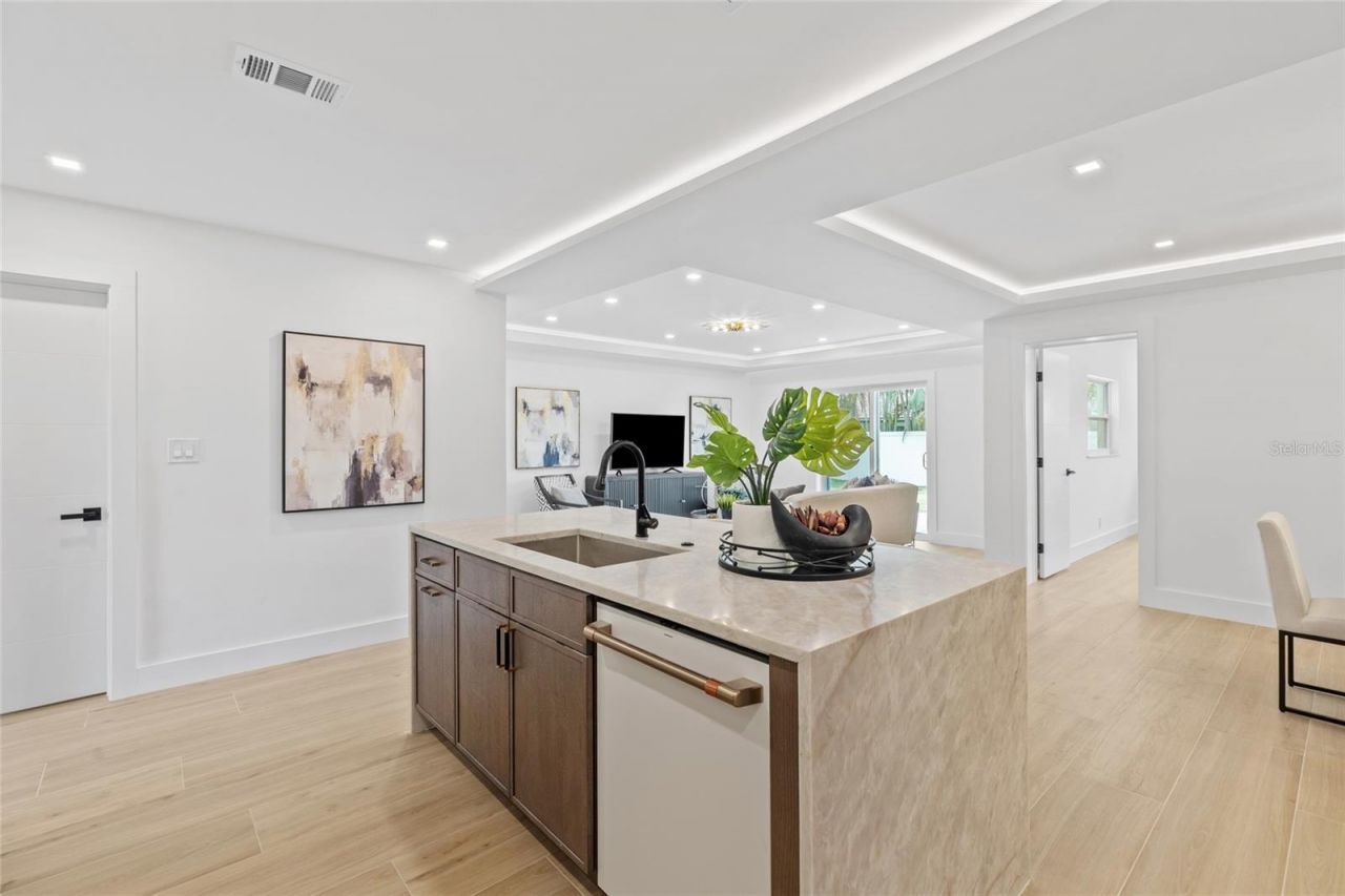 1563 Eden Isle Boulevard Ne, Saint Petersburg, FL 33704 Photo