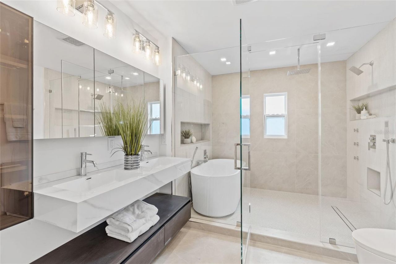 1563 Eden Isle Boulevard Ne, Saint Petersburg, FL 33704 Photo