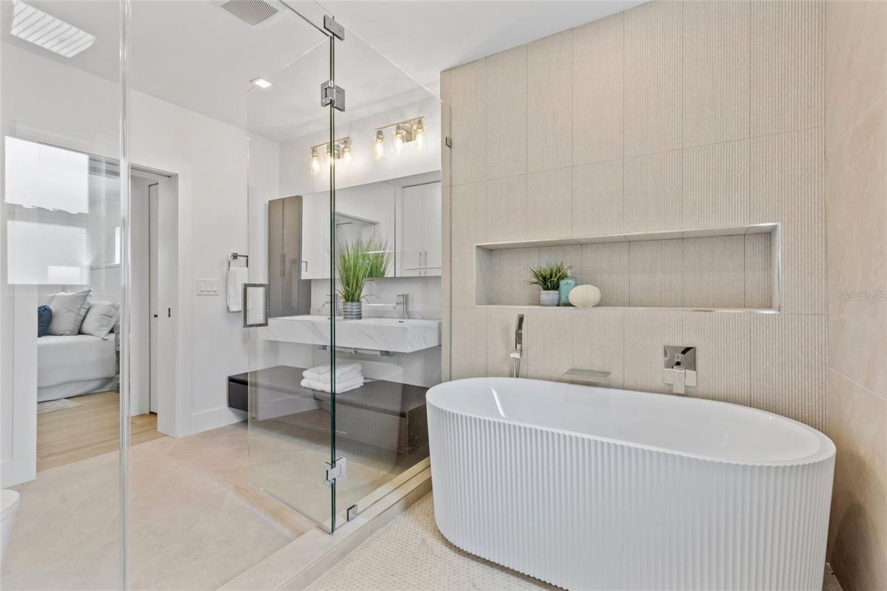 1563 Eden Isle Boulevard Ne, Saint Petersburg, FL 33704 Photo