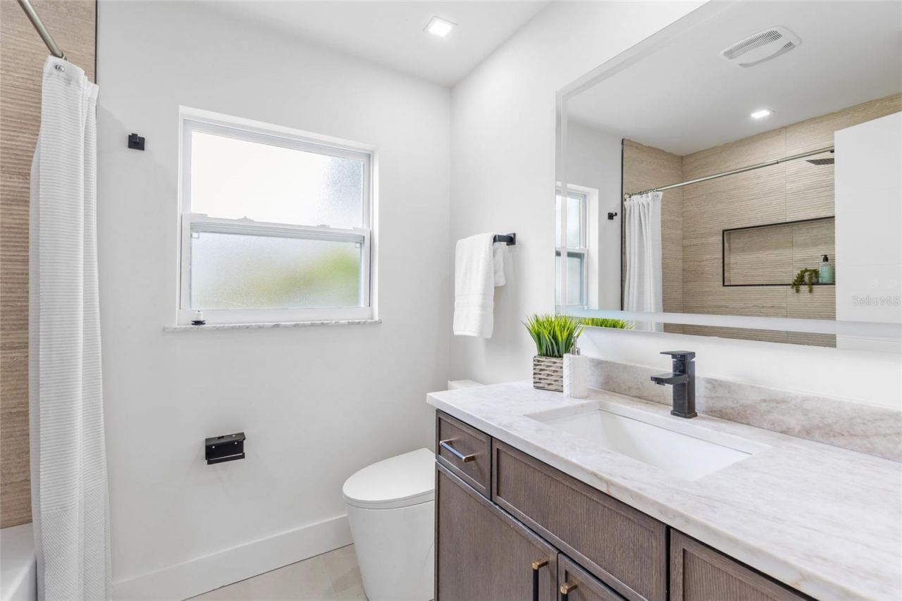 1563 Eden Isle Boulevard Ne, Saint Petersburg, FL 33704 Photo