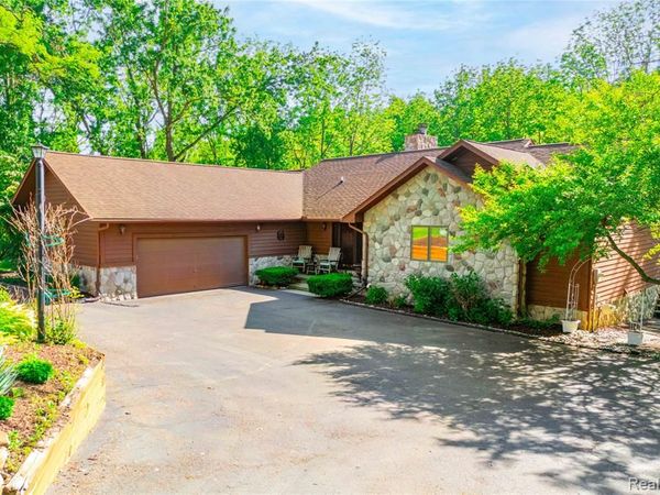 2555 Marion Acres Street, Commerce Twp, MI 48382