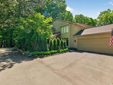 1262 Woodcrest Circle, Bloomfield Hills, MI 48304