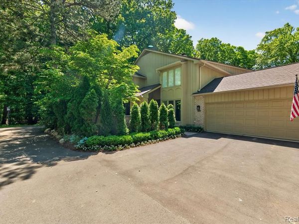 1262 Woodcrest Circle, Bloomfield Hills, MI 48304