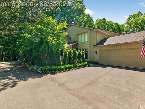 1262 Woodcrest Circle, Bloomfield Hills, MI 48304