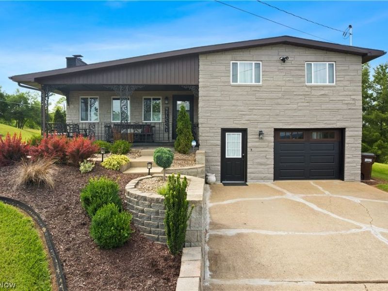 2506 Valley View Drive, Belpre, OH 45714 Photo 1