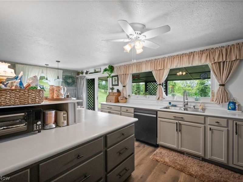 2506 Valley View Drive, Belpre, OH 45714 Photo 9