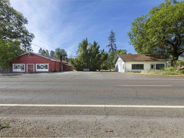 8622 E Evans Creek Road, Rogue River, OR 97537