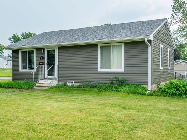 1907 S 7th Avenue E, Newton, IA 50208