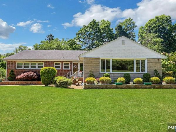 10 Shaw Road, WOODCLIFF LAKE, NJ 07677