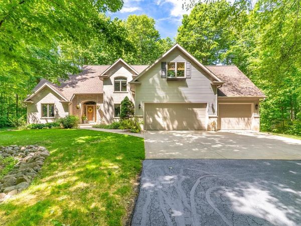 1825 PINE TREE COURT, Luxemburg, WI 54217