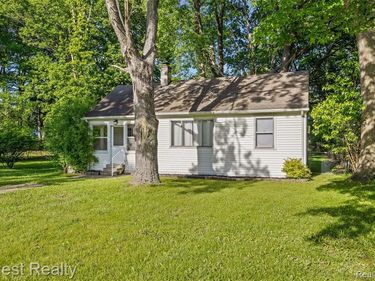 32660 Saint Vincent Avenue, Warren, MI 48092
