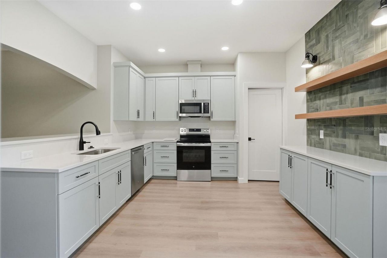 352 Garfield , Masaryktown, FL 34604 Photo