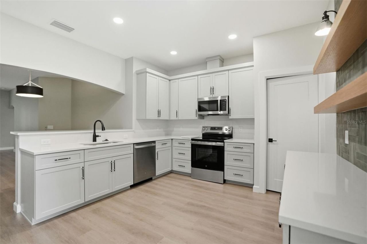 352 Garfield , Masaryktown, FL 34604 Photo