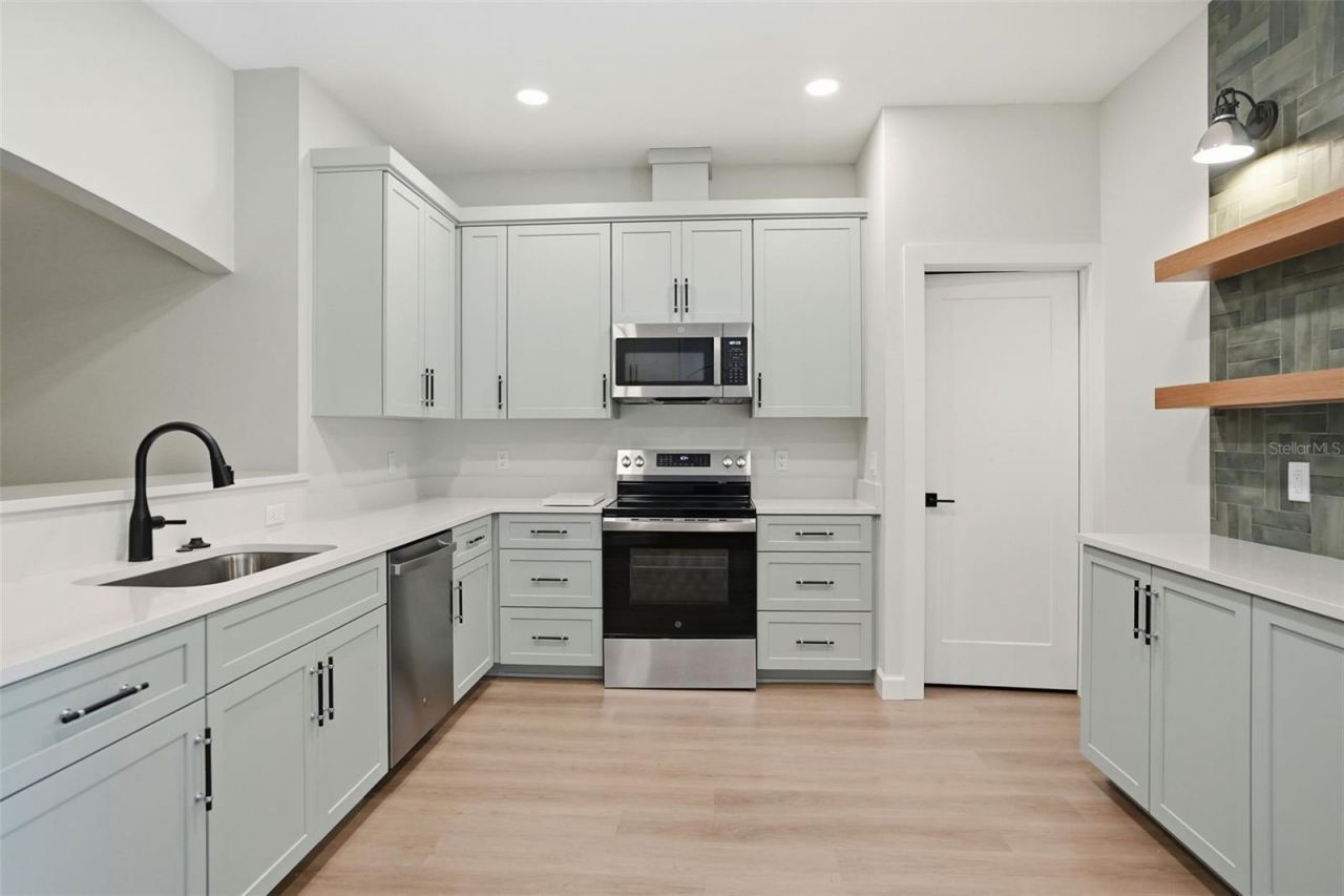 352 Garfield , Masaryktown, FL 34604 Photo
