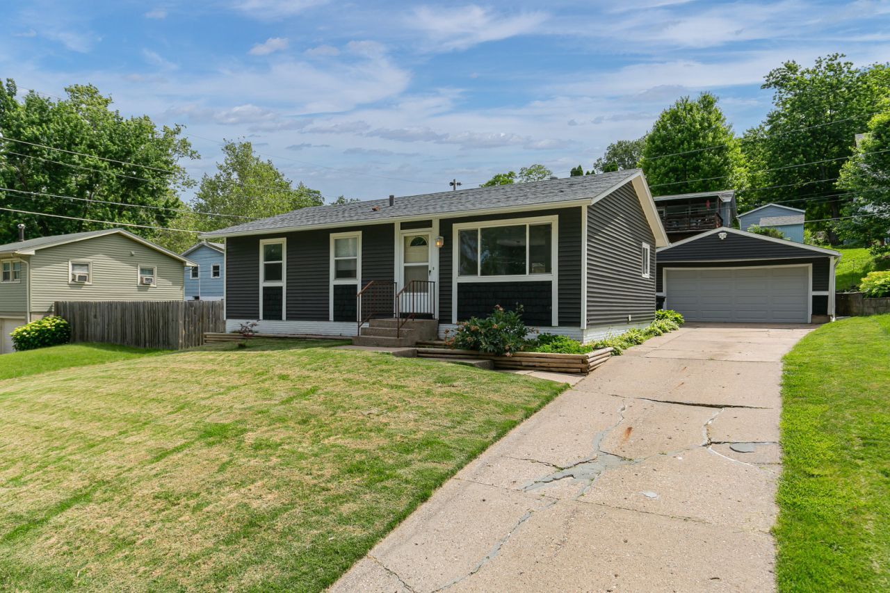 8217 8th Street W, Rock Island, IL 61201 Main Photo