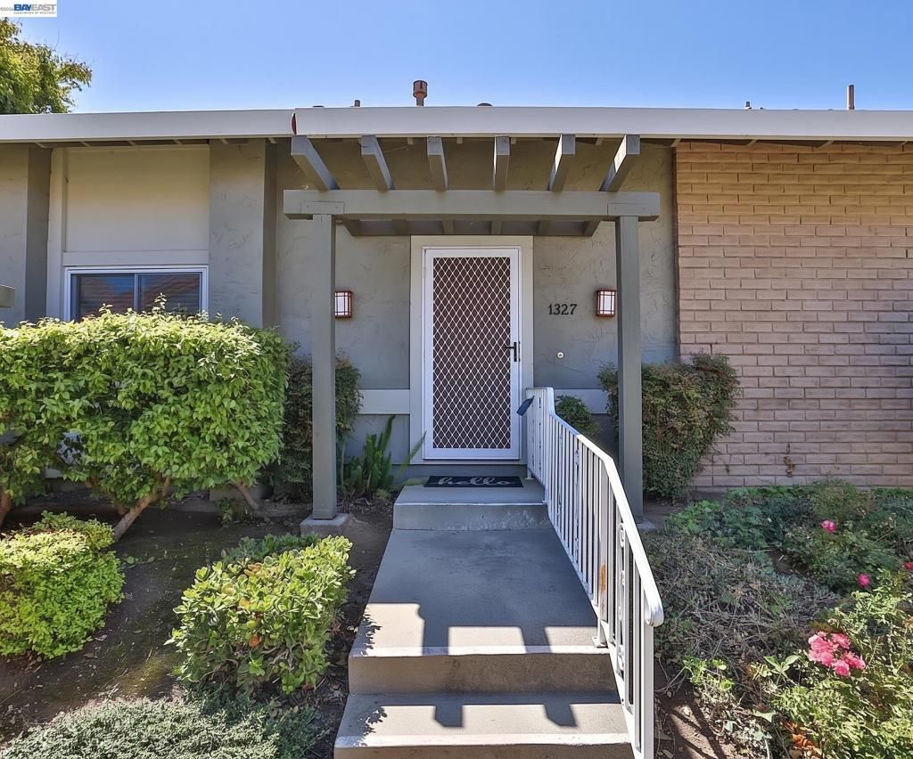 1327 Star Bush Ln, San Jose, CA 95118 Main Photo