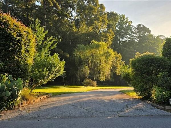 2742 Cliffview Drive SW, Lilburn, GA 30047