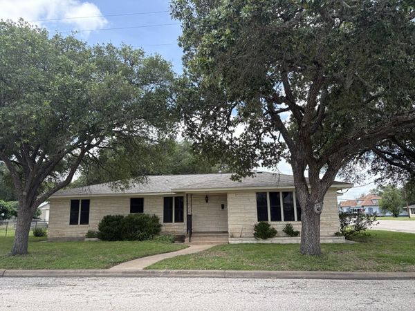 393 N Manse Ave, Giddings, TX 78942