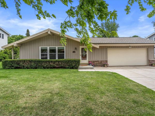 1139 Dogwood Ln, Waukesha, WI 53189
