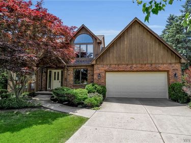 135 Hunt Club Circle, East Amherst, NY 14051
