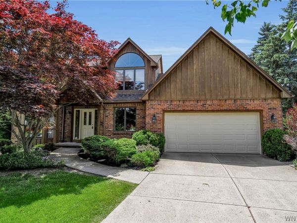 135 Hunt Club Circle, East Amherst, NY 14051