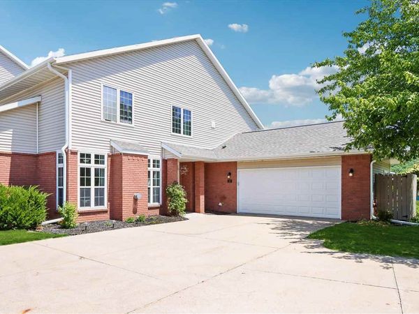 42 Pentire Cir, Iowa City, IA 52245