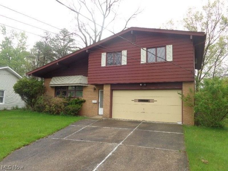 8085 Worthington Park Drive , Strongsville, OH 44149 Photo 2