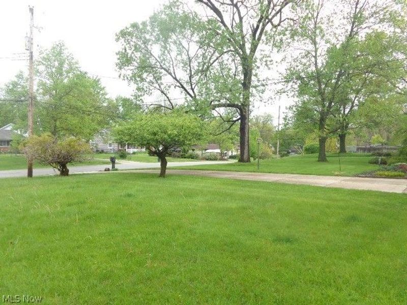 8085 Worthington Park Drive , Strongsville, OH 44149 Photo 3
