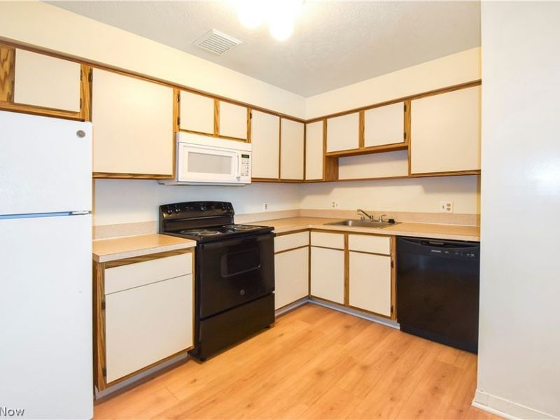 6475 Princeton Court, Unit 203, Parma Heights, OH 44130 Photo 8