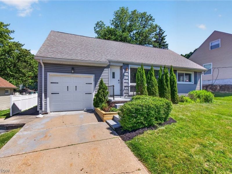 153 Far View Drive SW, North Canton, OH 44720 Photo 2