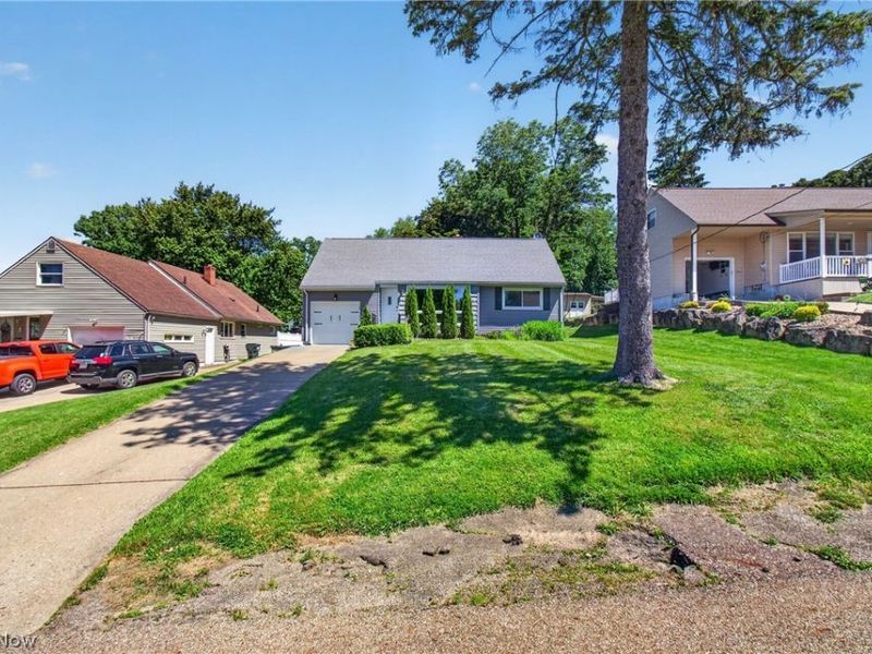 153 Far View Drive SW, North Canton, OH 44720 Photo 3