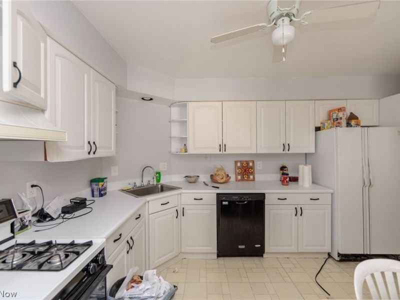 2202 Acacia Park Drive , Unit 2414, Lyndhurst, OH 44124 Photo 13