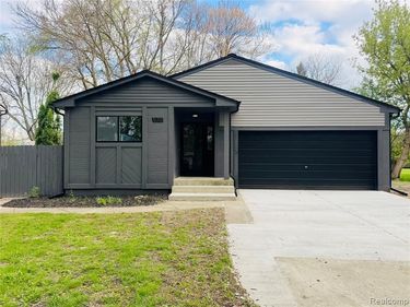 570 Hidden Ridge Drive , Troy, MI 48083