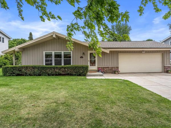 1139 Dogwood LANE, Waukesha, WI 53189