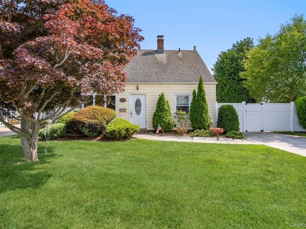 30 Crag Lane , Levittown, NY 11756