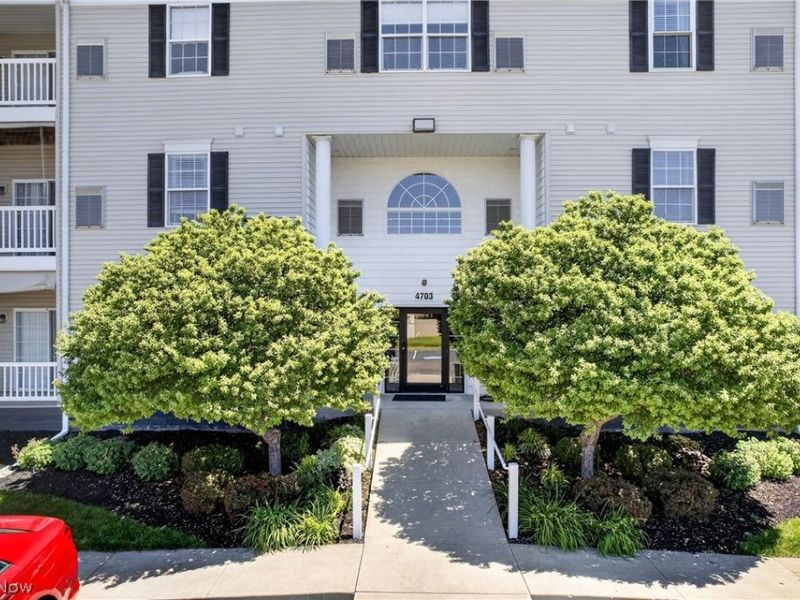 4703 Hills And Dales Road NW, Canton, OH 44708 Photo 2