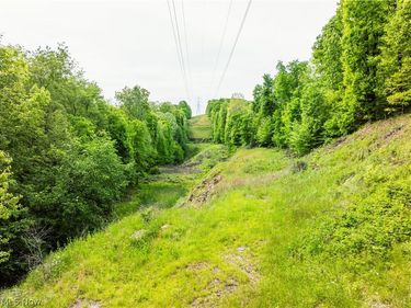 Edie Hill Road SE, Uhrichsville, OH 44683