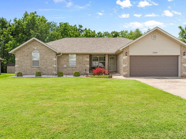 3208 W Grandview Street , Springfield, MO 65803