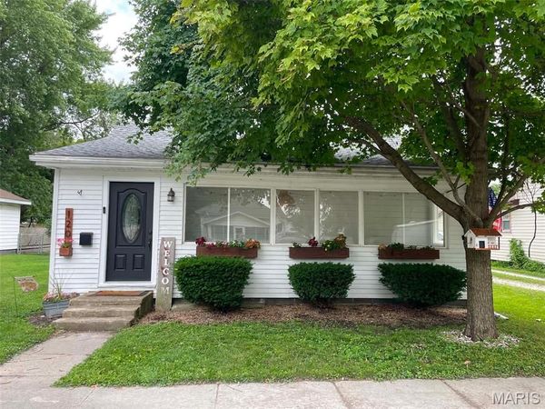 120 E Warren Street , Moweaqua, IL 62550