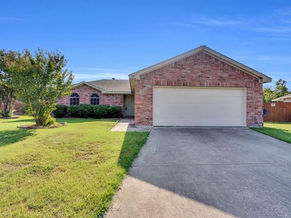 131 Logan Lane , Waxahachie, TX 75165