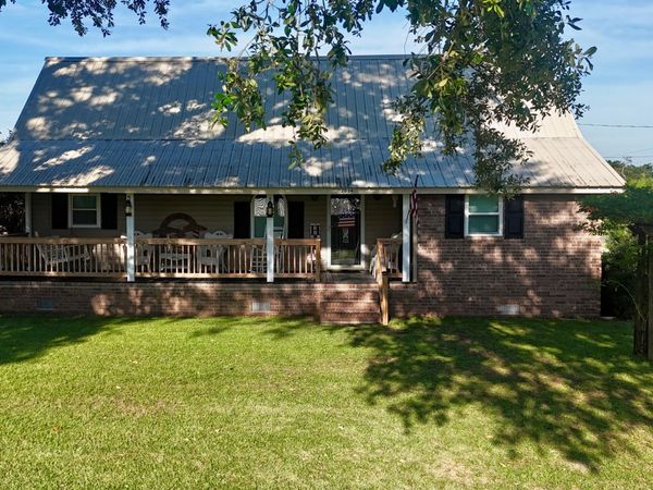 2034 Main Street , Grand Ridge, FL 32442