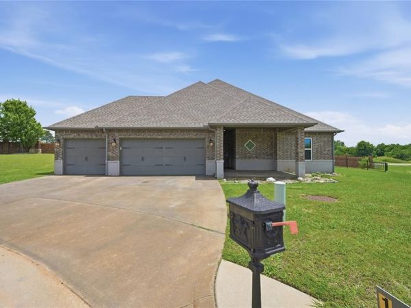 1405 Katelyn Court, Yukon, OK 73099