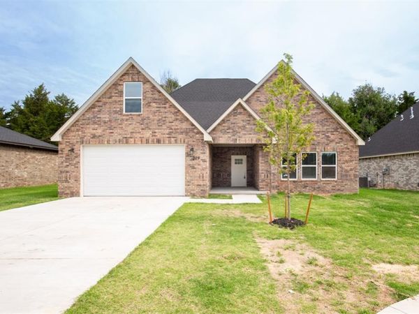229 E Abbott Lane, Mustang, OK 73064