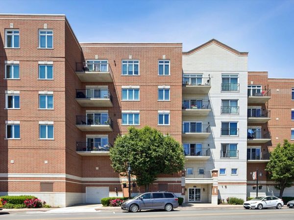 8822 BROOKFIELD Avenue, Unit 405, Brookfield, IL 60513
