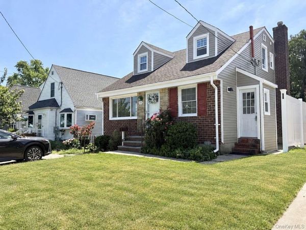 135 Barwick Boulevard , Mineola, NY 11501