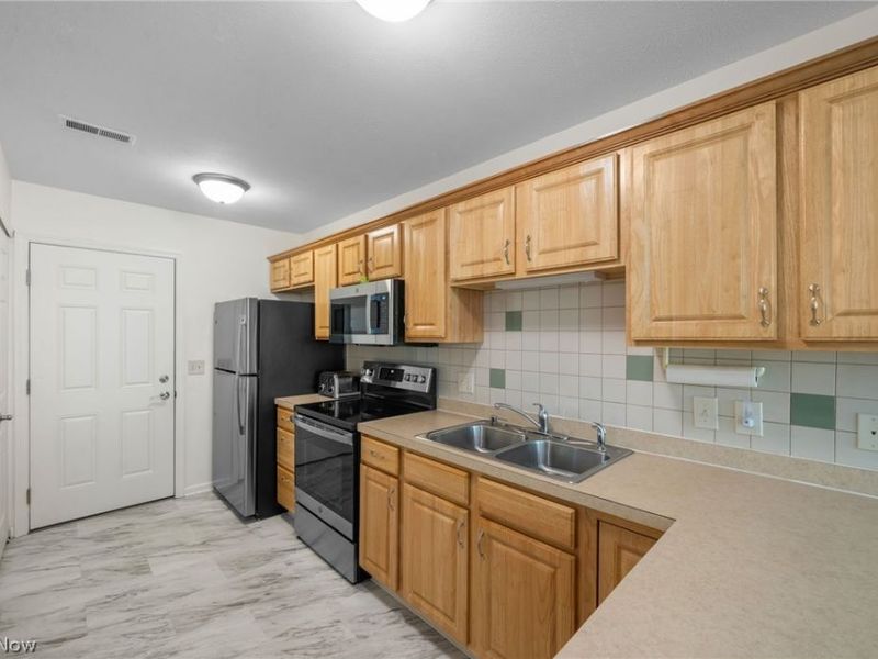 140 Woodbury Glen Street , Hartville, OH 44632 Photo 10